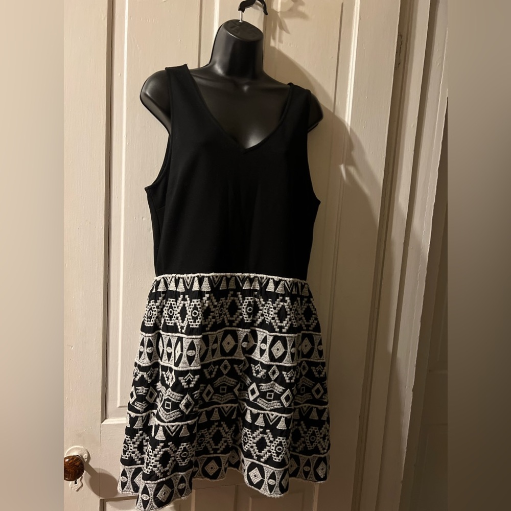 10. (EUC) Black & White Dress ( Lucky Brand)